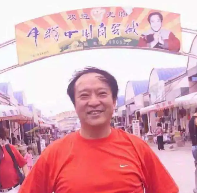 牛群|当红时抛下冯巩，58岁家庭破裂，将财产全部捐出的牛群如今怎样了