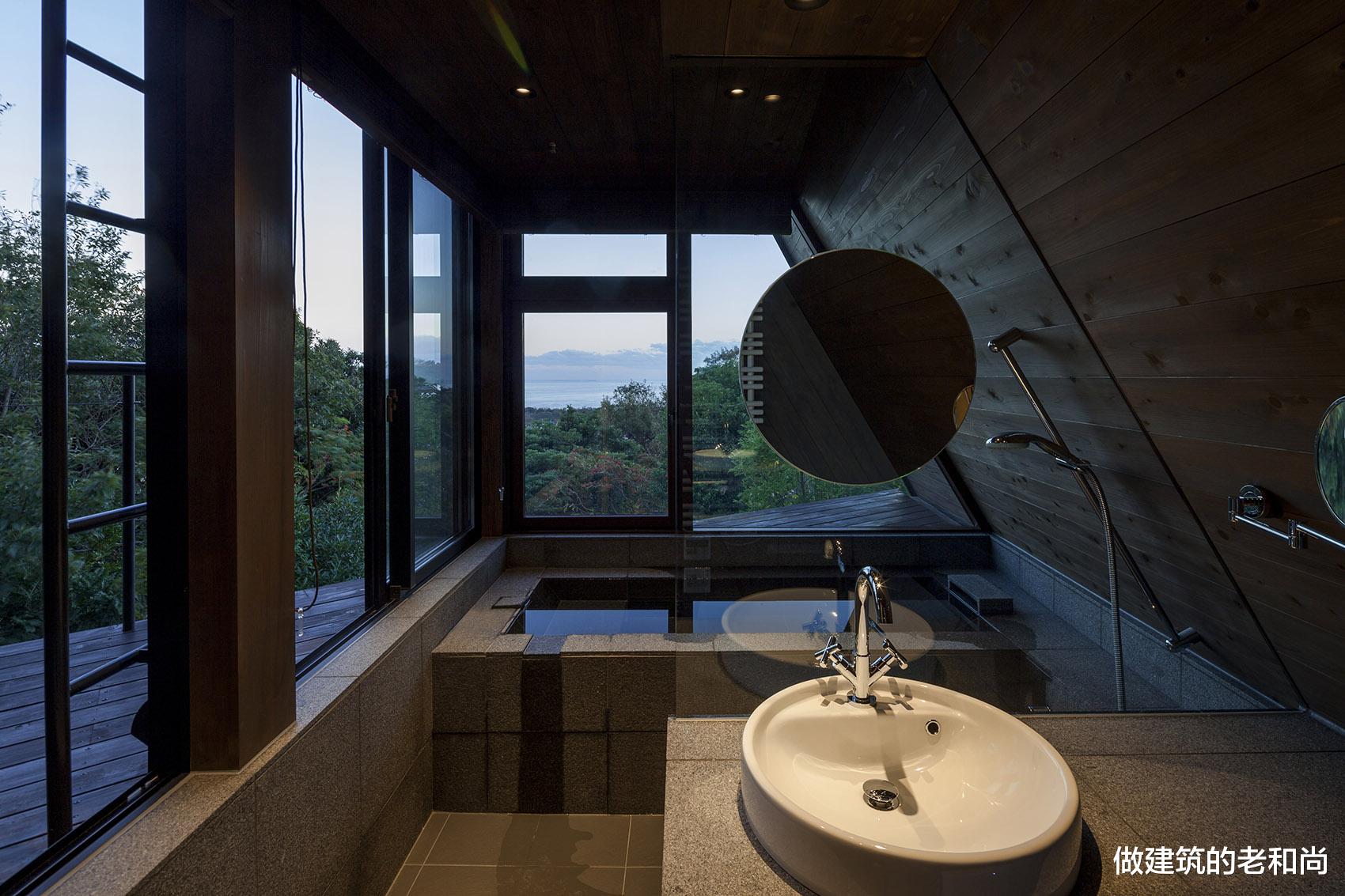 坐落在悬崖边的住宅:透过树林,欣赏远处的海景