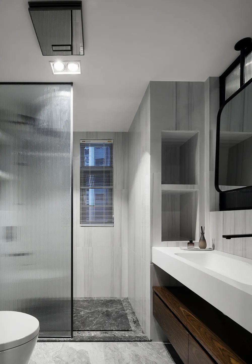 担心采光差、收纳少：他家120m2极简风，后悔没早看到！