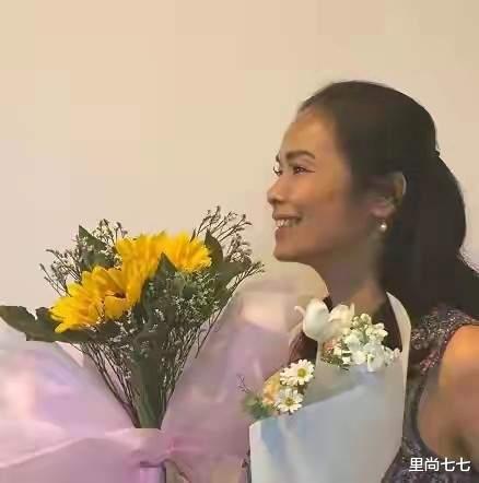 韦唯|58岁韦唯海底捞庆生，仨儿子只剩老幺作陪，精心打扮难掩落寞感