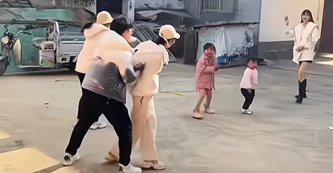 |太讽刺了！田静晒带娃做游戏画面，内涵熊磊别拿孩子当挡箭牌