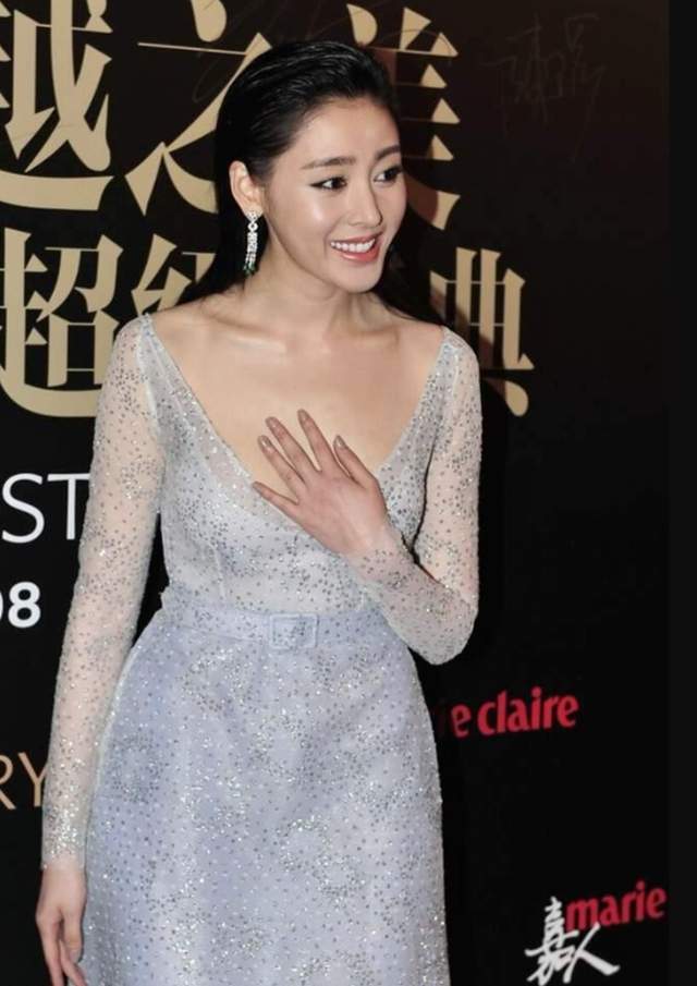 何有强|目测张天爱“胖”了？但穿连衣裙显瘦曲线又美，微胖身材才是yyds