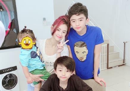 张柏芝|姐姐团一起吃火锅，离开舞台滤镜后，这才是40岁张柏芝的真实颜值