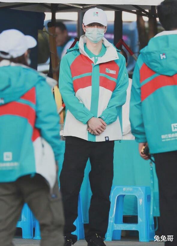 王一博|王一博到河南救援被质疑作秀、摆拍、网友晒不同角度照片还原现场