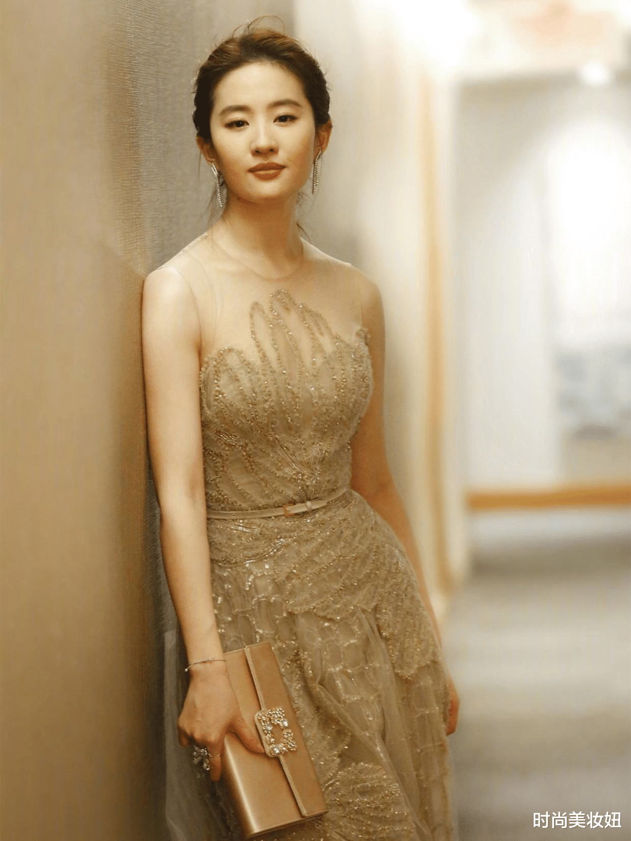 时尚美妆妞|刘亦菲又轻松美到国外，一袭香槟色连衣裙好优雅，尤物气质太惊艳