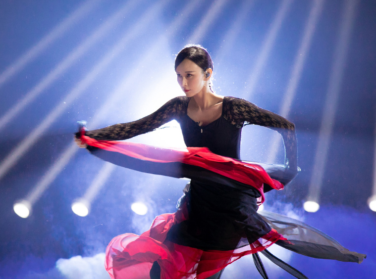 穿衣搭配|张柏芝美得惊艳，王鸥又美又撩，胡静从头到脚不到五百元