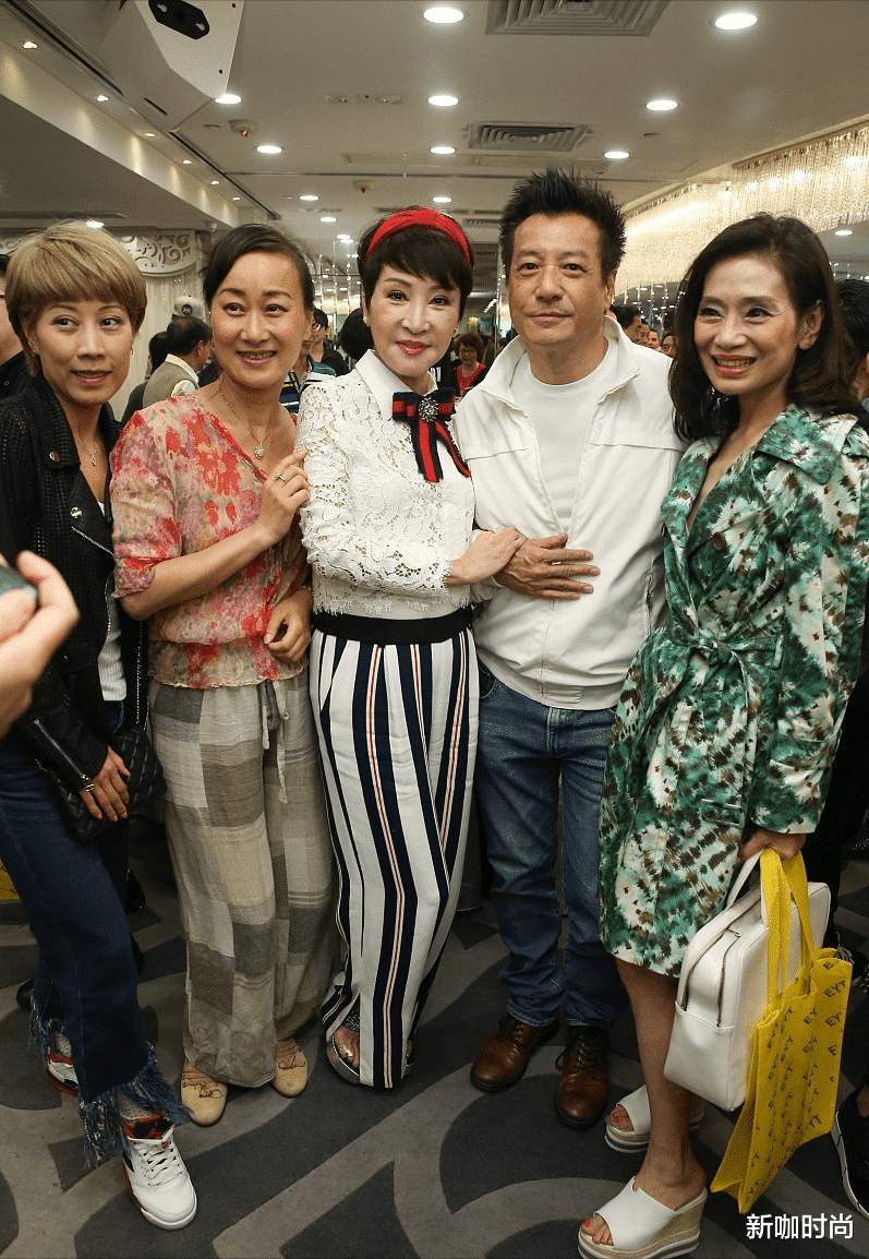 新咖时尚|谢霆锋妈妈不服老，年近古稀还戴红头箍，“奶奶脸”却出卖了她