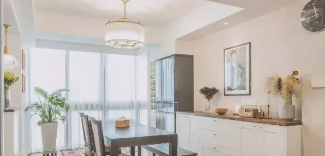 110平新房装修超漂亮,头次见阳台隔断这样设计,卧室收纳最明智