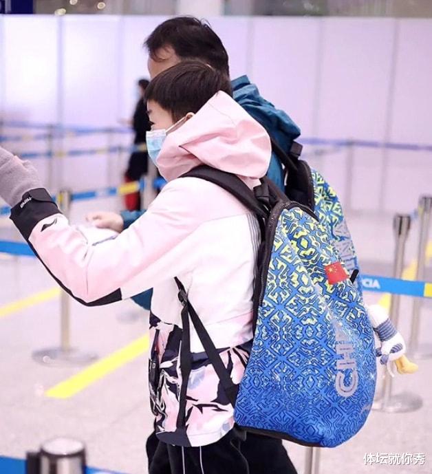 全紅嬋|全紅嬋長(zhǎng)高了！首次亮相比賽場(chǎng)，戴八爪魚(yú)帽子，背兒童版保溫水杯