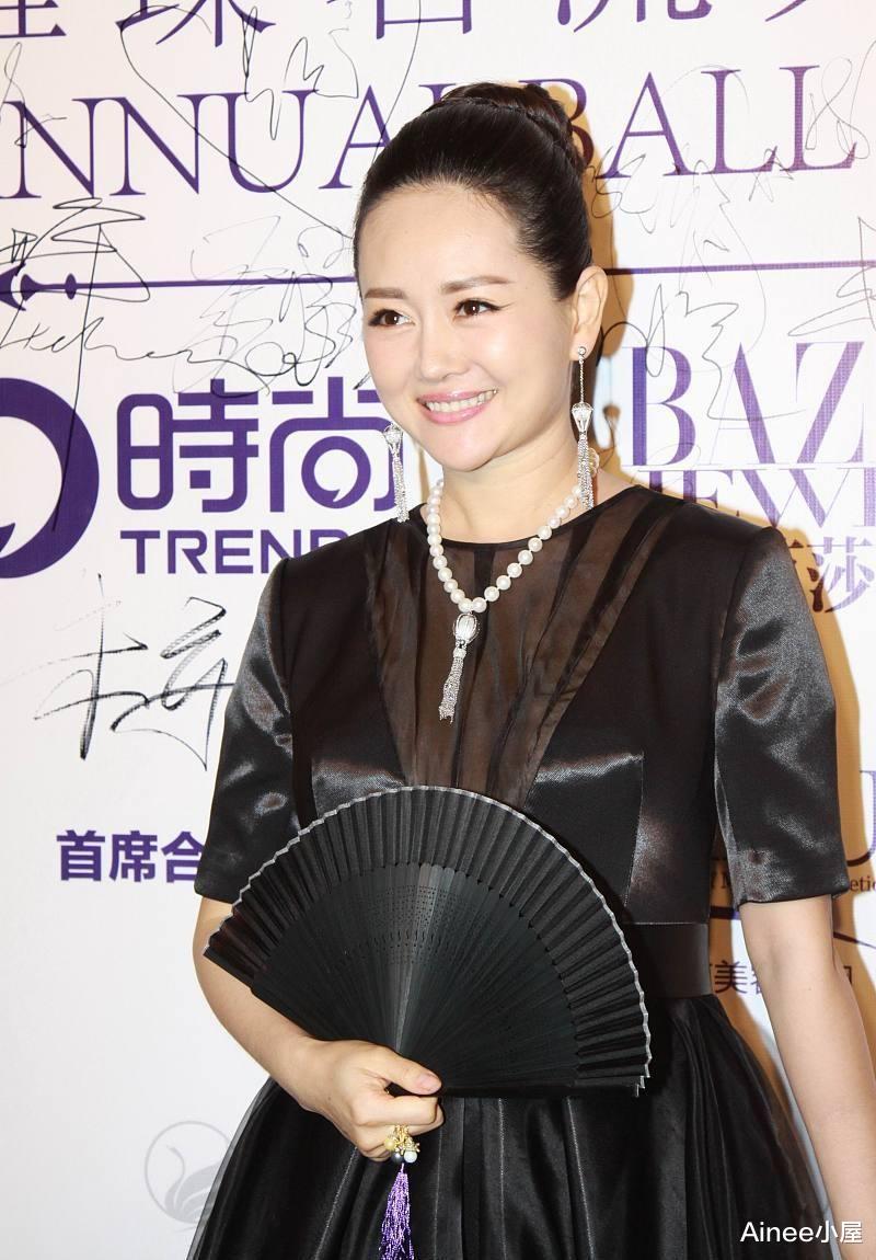 Ainee小屋|高明远现实中的妻子这么美,穿拼接薄纱裙挺富贵,收腰显出好身材