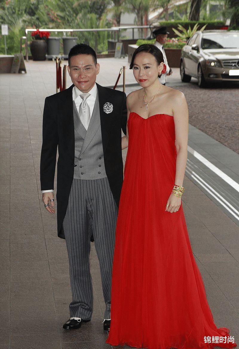 锦鲤时尚|苏永康妻子真有精英的气质，穿抹胸红裙大气低调，6个金镯挺吸睛