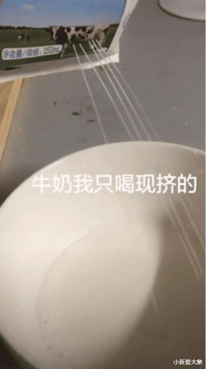 |“姑娘，你还是别穿白长裤了，拿手帕也挡不住了！”哇哈哈哈