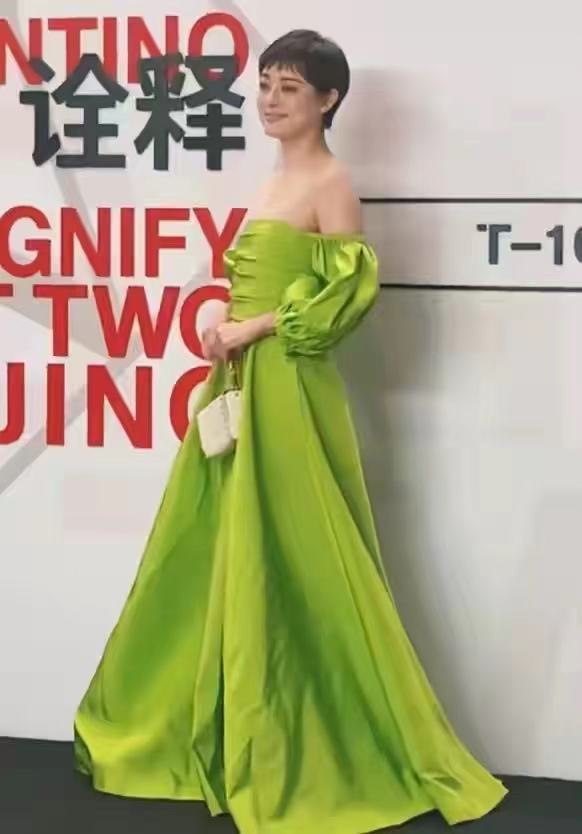 加菲猫说时尚 孙俪低调做公益!穿大妈款轻羽衣品一言难尽,被身边小姐姐抢风头