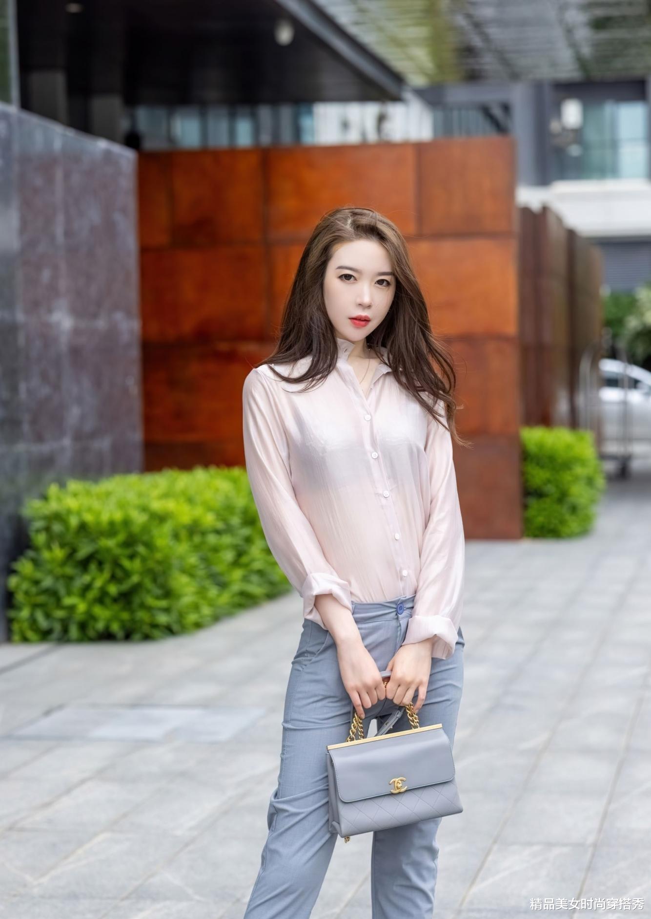 |初入职场要怎么穿？浅杏色衬衫搭配简约休闲裤，知性优雅又耐看