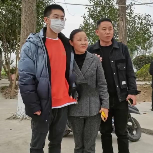 |孙卓元旦没补课？孙妈陪俩儿子滑冰，孙辉家庭地位再次下降