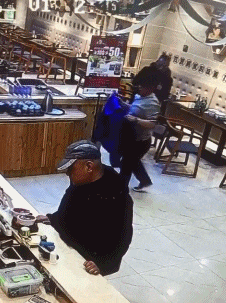 女装 “一男子为了庆祝基友退役归来,竟女装欢迎?”