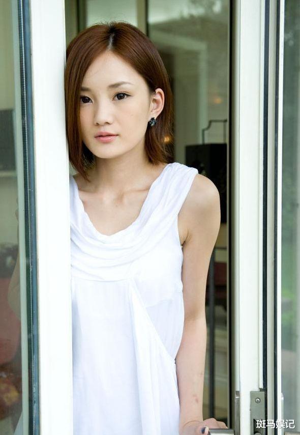 靳东|18岁靠父亲砸钱加戏，直接让黄圣依给她作配，35岁破产成柜姐