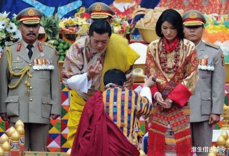 31歲不丹王後排場大！店員跪地合影冷著臉，懷二胎後被寵成小女人-圖10