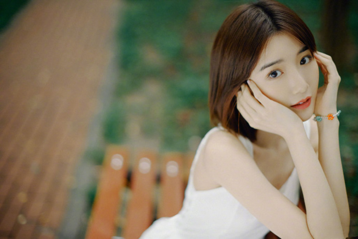 毛晓彤|毛晓彤穿小白裙现身森林，提溜着裙摆楚楚动人，像是迷路的小公主