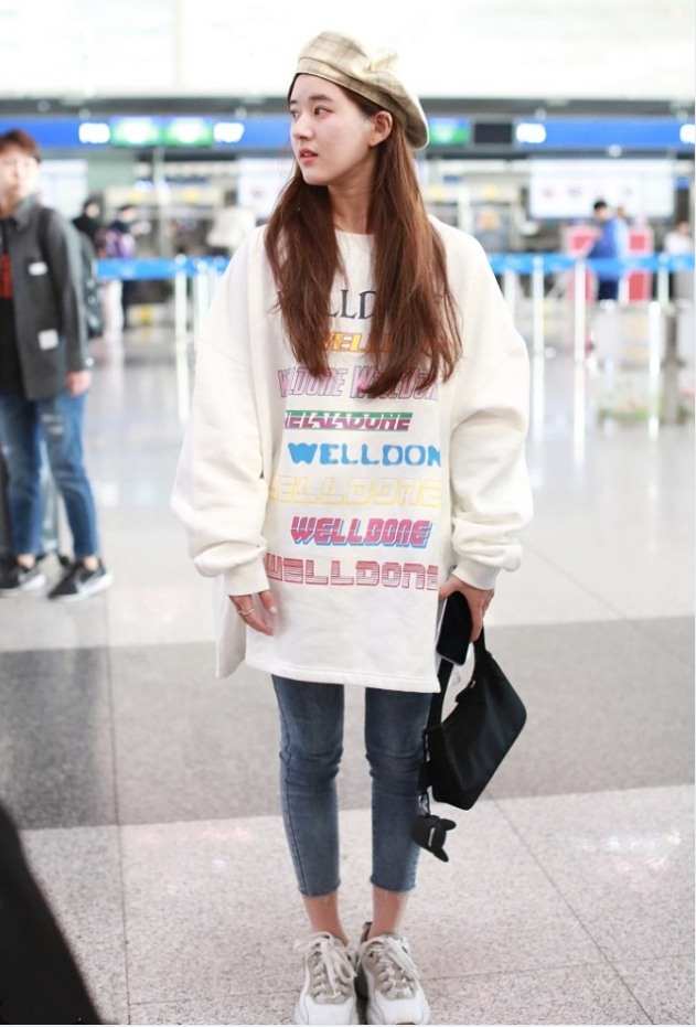 凡小屋 赵露思现身机场,卫衣配牛仔很少女,却意外暴露出小短腿的尴尬