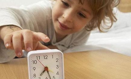 阳光语言矫正说|学生抄作业的尴尬瞬间，抄成班级中唯一满分，网友直言过于优秀