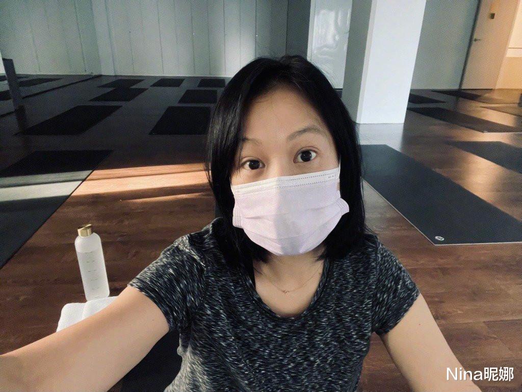 Nina昵娜|刘若英高调为河南加油打call，穿黑色T恤唱歌助威，素颜婴儿肌零瑕疵没毛孔