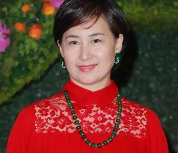 翡翠|有种壕叫何超琼的翡翠项链，穿上礼服好显贵气！猜猜价值几何？