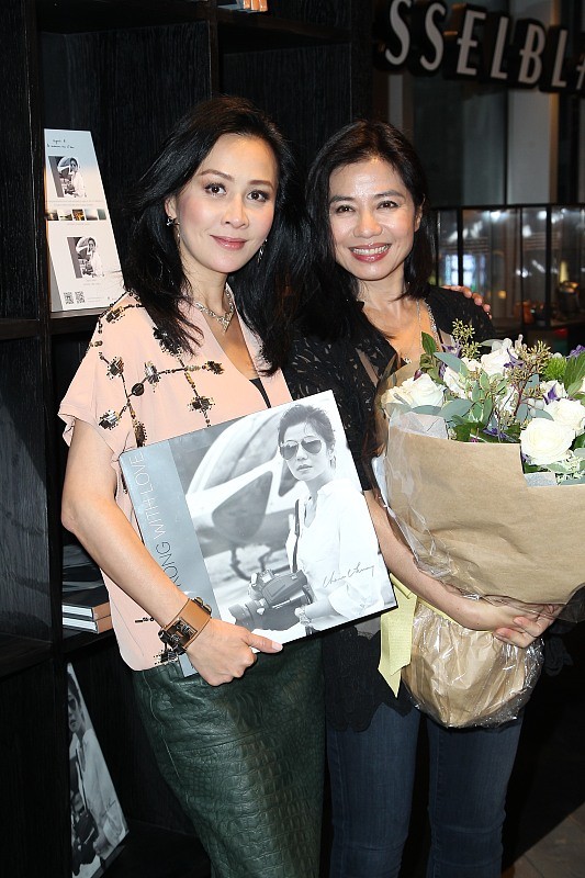 BiuFashion|钟楚红的气质太好了,大刘嘉玲6岁魅力却不输,两人穿搭优雅