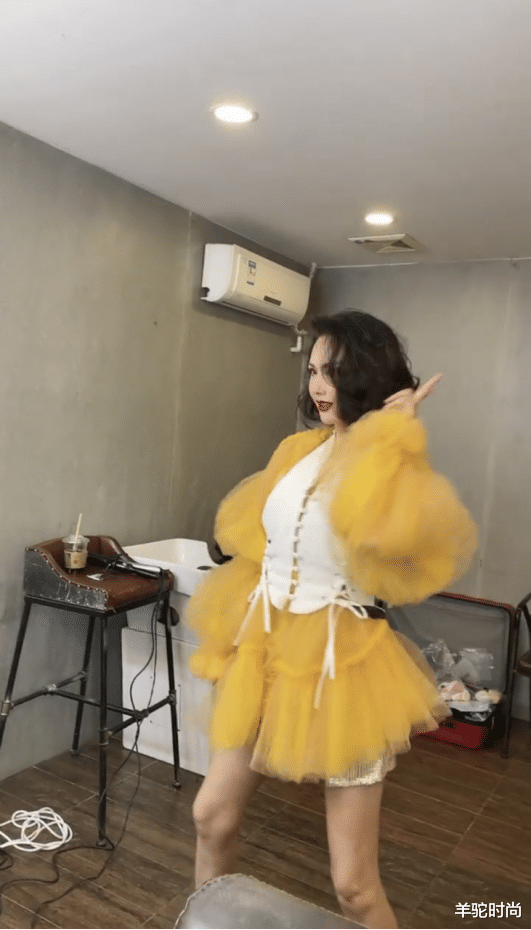 程莉莎|终于知道为啥郭晓东限制程莉莎露腿，这腿真是太直了，还有肌肉感