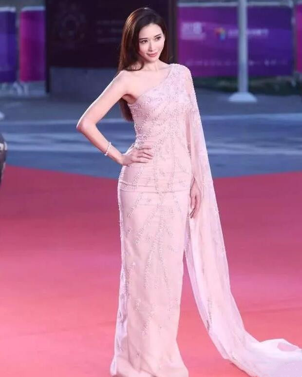 林志玲|被林志玲的曲线美到了，一袭“裸色裙”身材窈窕，成熟魅力挡不住