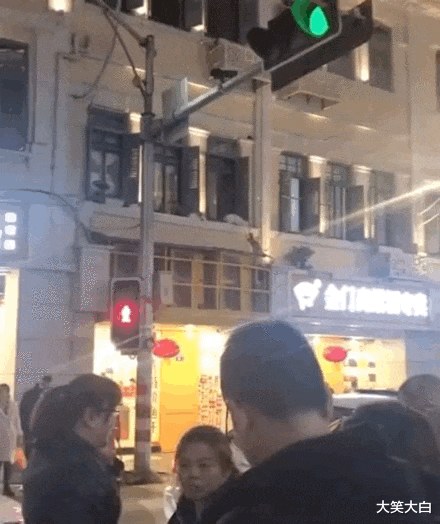 |秘书过了午休时间还在办公室里休息，她为啥不怕扣工资？哈哈哈