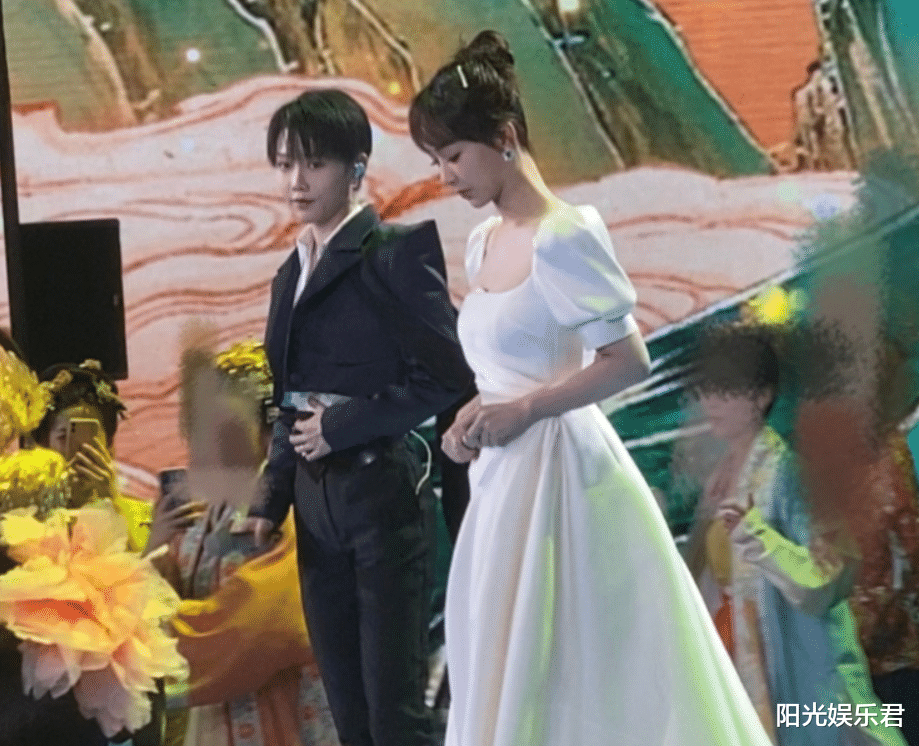 王丽坤|杨紫真人长啥样？五四晚会无滤镜生图，真实颜值让我看傻眼