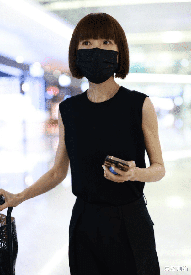 最炫前沿|鲁豫真是瘦过头了！一身黑色搭配秀“纸片”身材，看得人好心疼