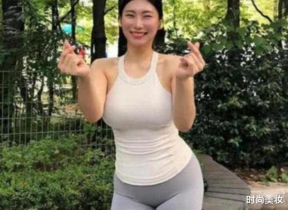 时尚美妆|40岁阿姨牵手22岁“大男孩”，合照毫无违和感，天作之合