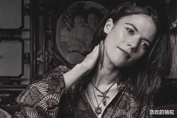 FBI 出身名牌大学的采花大盗，专门对单身女性下手，监狱差点困不住他