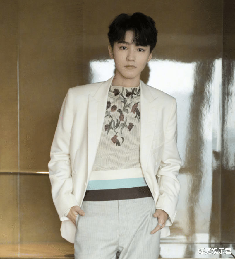 鹿晗|178的鹿晗和180的王俊凯站一起，看清两人的鞋底，谁撒谎很显然