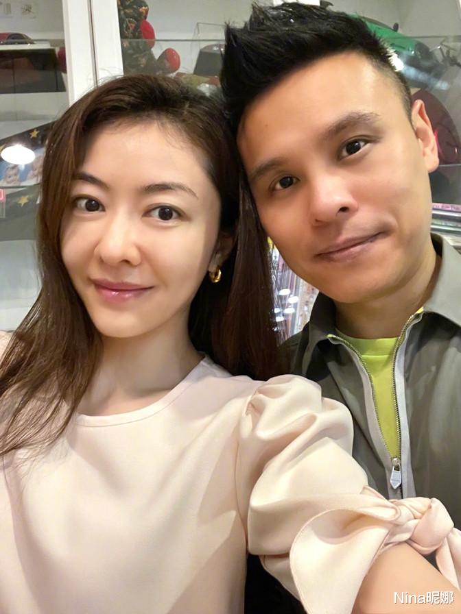 熊黛林|熊黛林一家四口为父庆生，穿蝴蝶结裙颜值最高，双胞胎女儿大小眼明显