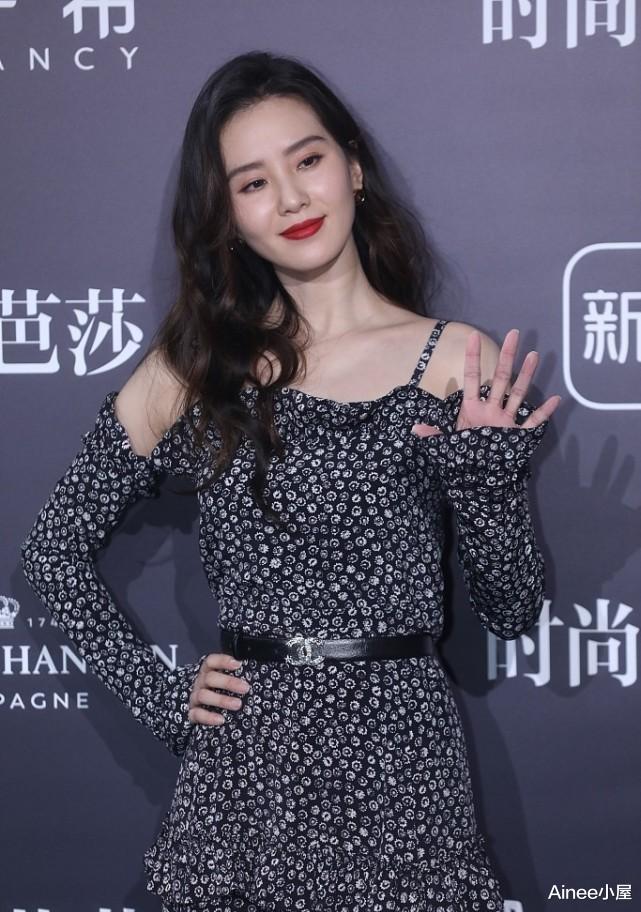 安杰|看肌肤就知道刘诗诗的年龄，但穿裙子仍然挺清秀，蝴蝶结发带减龄