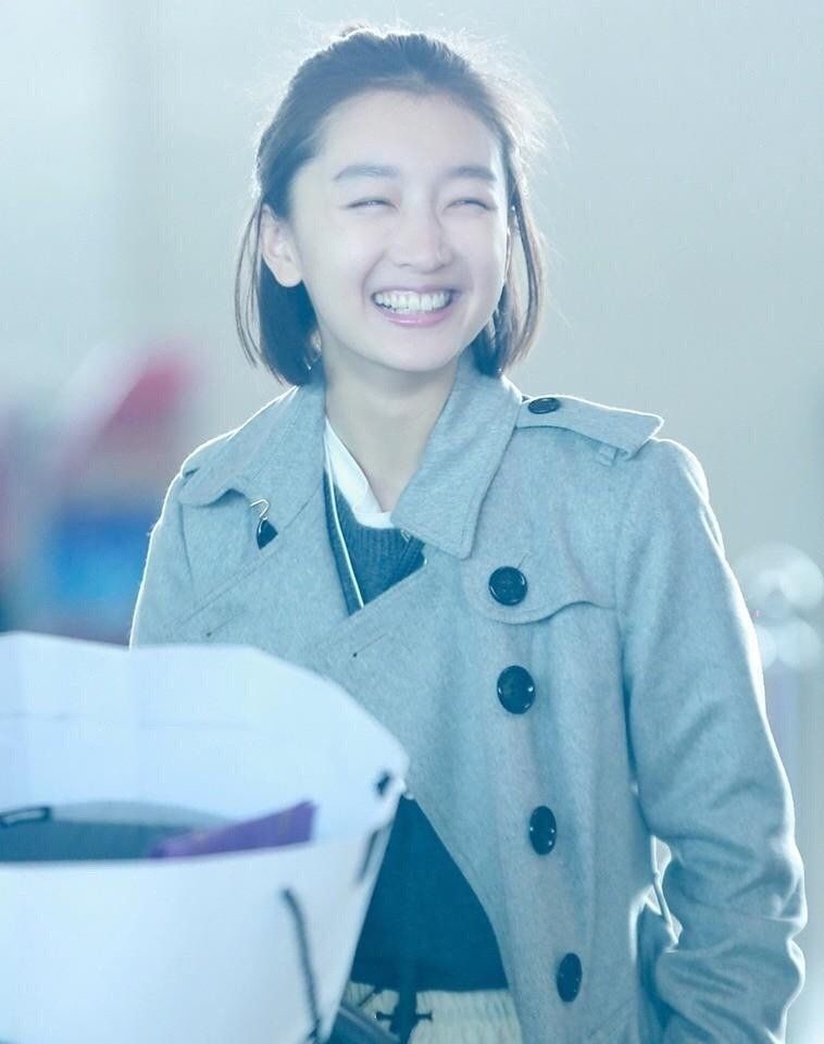 周冬雨|“三金影后”周冬雨长大了！穿丁字连体泳衣玩水，凹凸感强