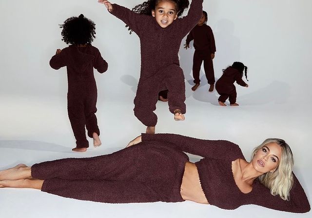 金·卡戴珊|金卡戴珊圣诞全家福好温馨！穿露腰装身材赞，孩子们颜值都很高啊