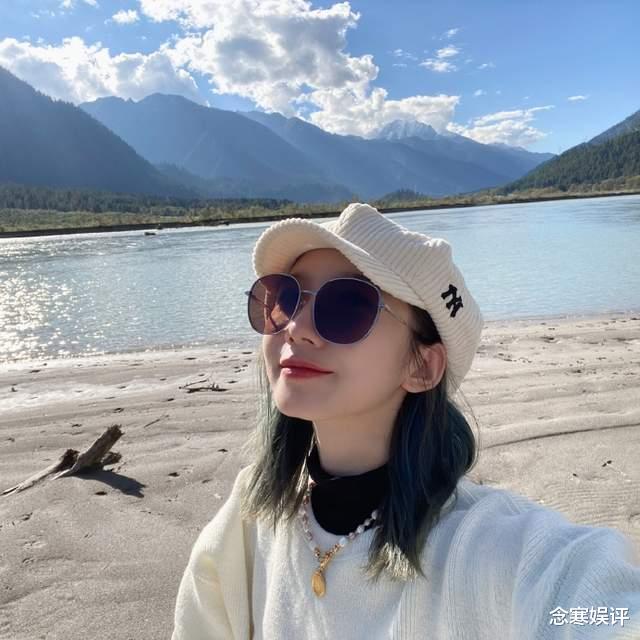 孟美岐|孟美岐分享23岁庆生照，在朋友面前毫无明星架势，合影站在最边上