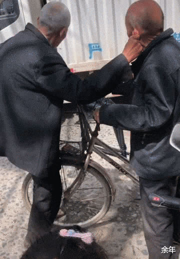 余年 太可爱！湖北荆州，老人当街扭弟弟耳朵，网友：蛮牛遇上倔羊