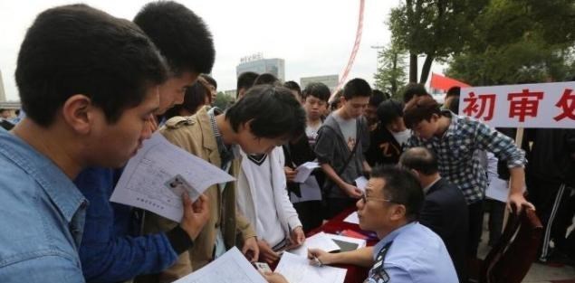 张宝林|刘昊然事业编上岸，王源考进体制内，为何明星也追求稳定的工作？