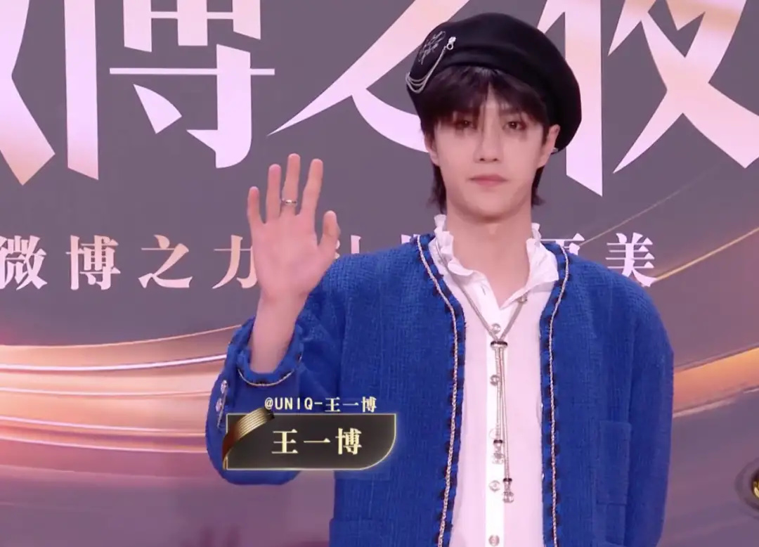 周星驰|92位明星走红毯，有一半争着与丁真合影？黄子韬台上邀自拍