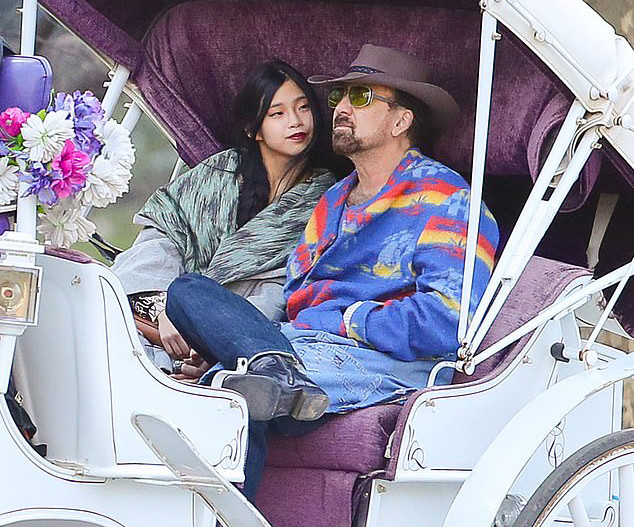 尼古拉斯·凯奇|尼古拉斯·凯奇和新婚“丑妻”乘坐马车秀恩爱，两人海边豪宅曝光