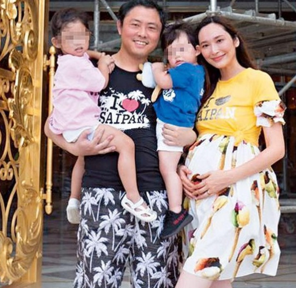 肖浩飞白|“生育机器”吴佩慈,卑微求和入豪门,6年产4子,43岁至今未婚