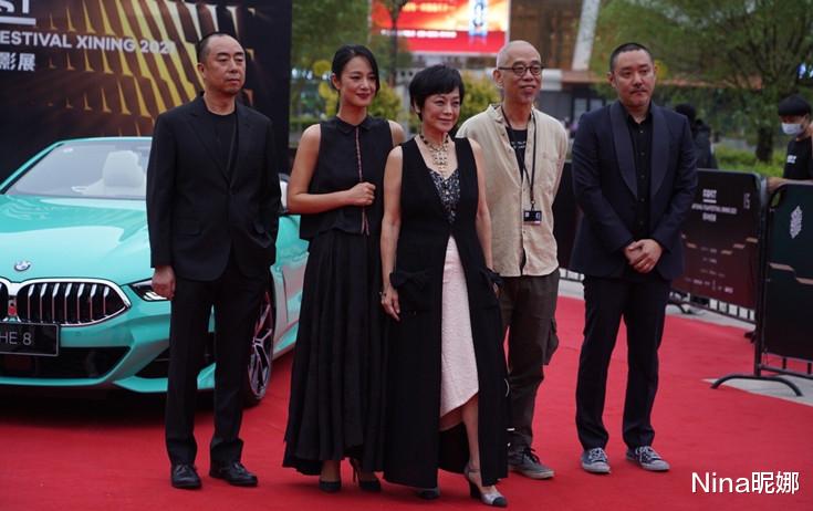Nina昵娜|周韵罕见撇下姜文走红毯，穿小黑裙天然头额骨美翻，姜文眼光真毒