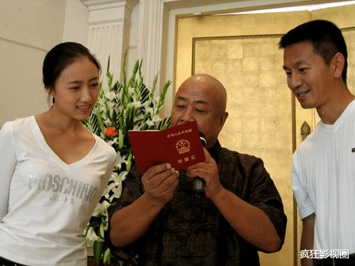 吴若甫|出道30年从无绯闻的吴若甫，娶比自己小22岁的娇妻，如今怎样了？