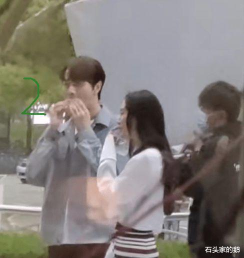 杨幂|杨幂和许凯拍吻戏，两人多次笑场，结束后许凯三次拿纸擦嘴。