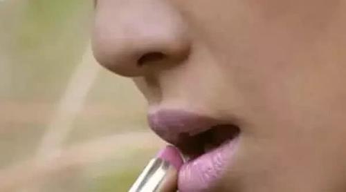 穿帮镜头|最“雷人”穿帮镜头:打仗前用“YSL口红”补妆,网友:讲究!